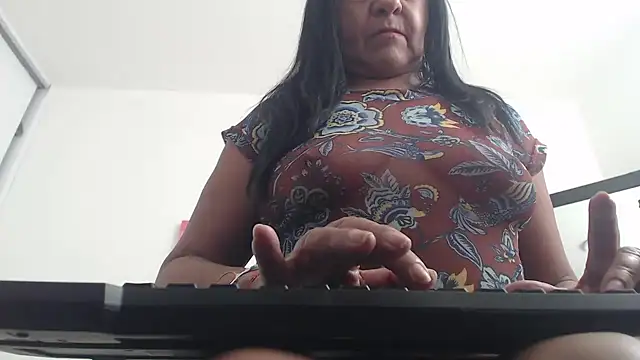 Snapshot of katiehotx chatting on 06/10/26, 01:18 katiehotx online show from 06/10/26, 01:18