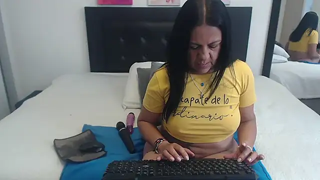 katiehotx online show from 10/24/25, 02:27