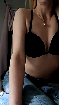 Snapshot of hornymilf00 chatting on 10/26/25, 07:31 hornymilf00 online show from 10/26/25, 07:31