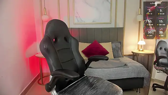 Holly madison  online show from 04/14/26, 01:49