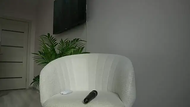 CatchMe1 online show from 04/10/26, 12:45