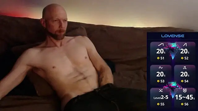 Snapshot of MaxRouger chatting on 11/16/25, 01:05 MaxRouger online show from 11/16/25, 01:05