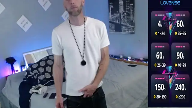 Snapshot of MaxRouger chatting on 10/03/25, 06:48 MaxRouger online show from 10/03/25, 06:48