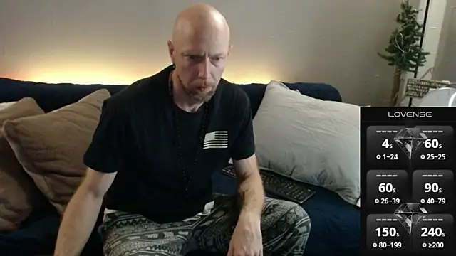 Snapshot of MaxRouger chatting on 11/27/25, 01:44 MaxRouger online show from 11/27/25, 01:44