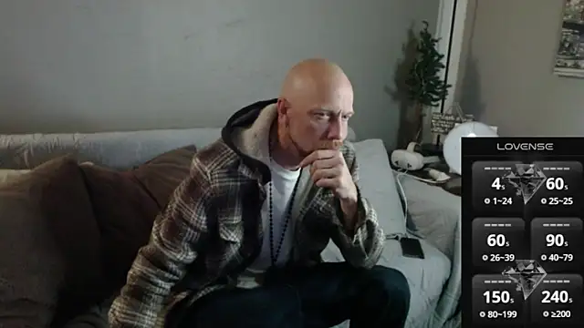 Snapshot of MaxRouger chatting on 11/26/25, 06:30 MaxRouger online show from 11/26/25, 06:30