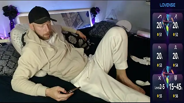 Snapshot of MaxRouger chatting on 10/16/25, 08:28 MaxRouger online show from 10/16/25, 08:28