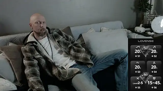 Snapshot of MaxRouger chatting on 11/26/25, 03:17 MaxRouger online show from 11/26/25, 03:17