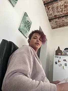 Snapshot of Alicbranca chatting on 09/20/25, 02:44 Alicbranca online show from 09/20/25, 02:44