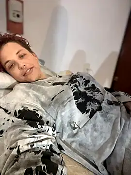 Snapshot of Alicbranca chatting on 10/12/25, 08:05 Alicbranca online show from 10/12/25, 08:05