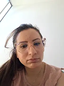 Snapshot of vanessabrown_ chatting on 06/27/26, 04:35 vanessabrown online show from 06/27/26, 04:35