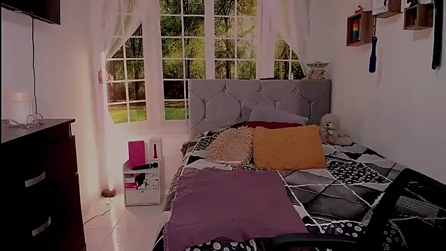 vanessabrown  online show from 05/26/26, 04:27