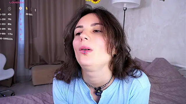 Snapshot of Holla_Molly chatting on 10/18/25, 06:04 Holla Molly online show from 10/18/25, 06:04