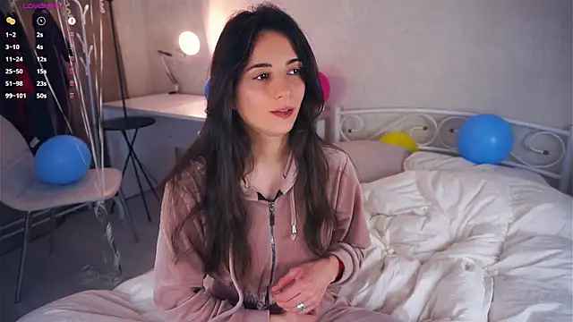 Snapshot of Holla_Molly chatting on 03/22/25, 11:53 Holla Molly online show from 03/22/25, 11:53