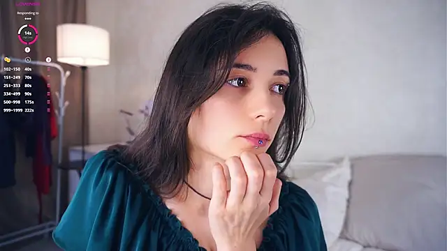 Snapshot of Holla_Molly chatting on 03/09/25, 12:09 Holla Molly online show from 03/09/25, 12:09