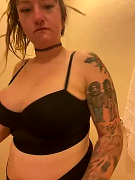 Snapshot of 1-800-FUCKYOU chatting on 11/18/25, 05:05 1-800-FUCKYOU online show from 11/18/25, 05:05