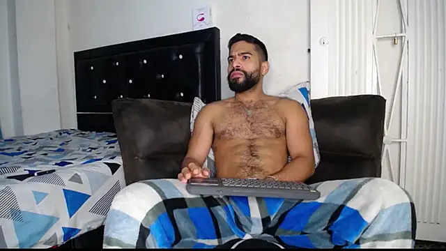 Snapshot of sweatyhairypig23 chatting on 03/13/25, 01:43 sweatyhairypig23 online show from 03/13/25, 01:43