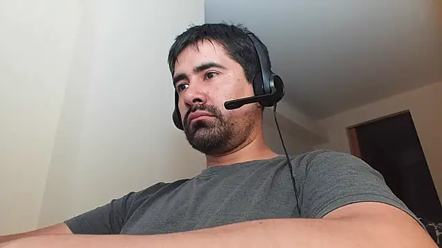 Snapshot of VonDoomdelToro chatting on 02/14/25, 01:45 VonDoomdelToro online show from 02/14/25, 01:45