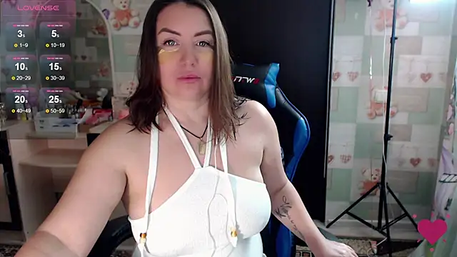 Snapshot of Korolek12 chatting on 10/15/25, 04:44 Korolek12 online show from 10/15/25, 04:44