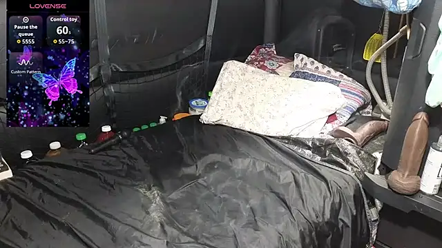 Castrated Julie online show from 12/19/25, 05:21