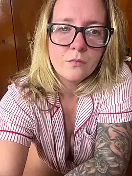 Lizzyloo online show from 11/20/25, 01:06