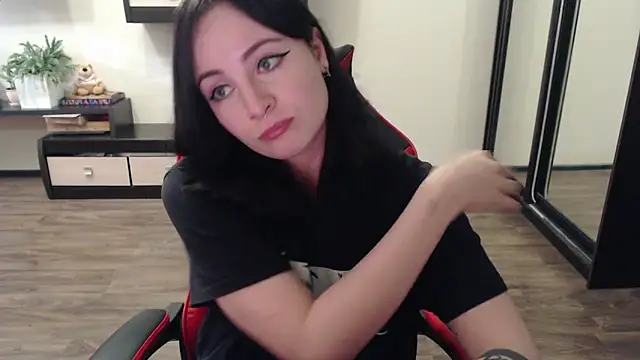 Snapshot of Laralianna chatting on 09/25/25, 12:44 Laralianna online show from 09/25/25, 12:44