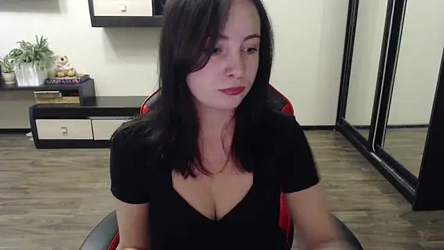 Snapshot of Laralianna chatting on 10/02/25, 12:30 Laralianna online show from 10/02/25, 12:30