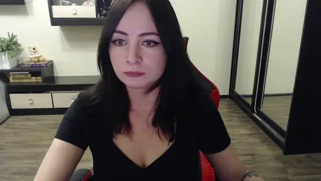 Snapshot of Laralianna chatting on 10/11/25, 05:03 Laralianna online show from 10/11/25, 05:03