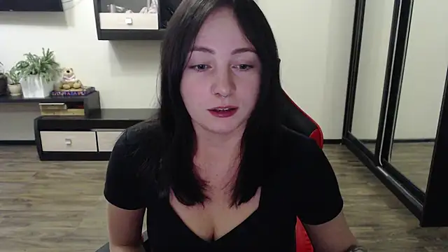 Snapshot of Laralianna chatting on 10/03/25, 11:56 Laralianna online show from 10/03/25, 11:56