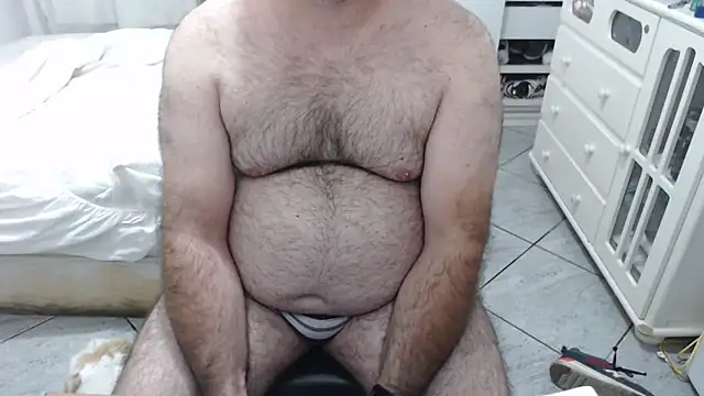 Snapshot of MysterBearMG chatting on 11/11/25, 12:05 MysterBearMG online show from 11/11/25, 12:05