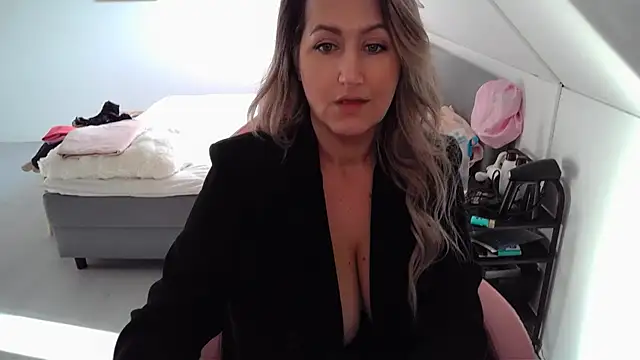 Snapshot of TessToy chatting on 03/03/25, 03:43 TessToy online show from 03/03/25, 03:43