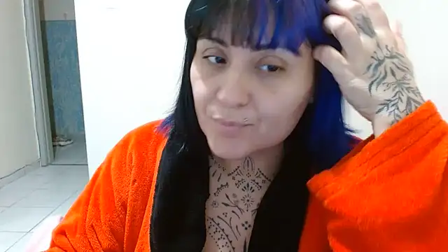 Snapshot of vaholiver chatting on 06/25/26, 02:20 vaholiver online show from 06/25/26, 02:20