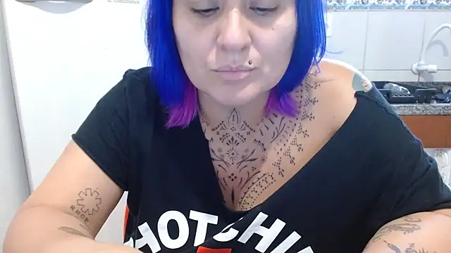 Snapshot of vaholiver chatting on 11/04/25, 06:11 vaholiver online show from 11/04/25, 06:11