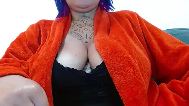 Snapshot of vaholiver chatting on 11/30/25, 03:24 vaholiver online show from 11/30/25, 03:24