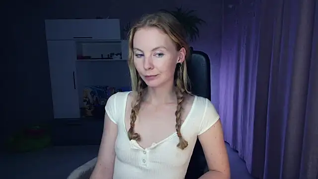 Cuddle Cat online show from 10/27/25, 01:56