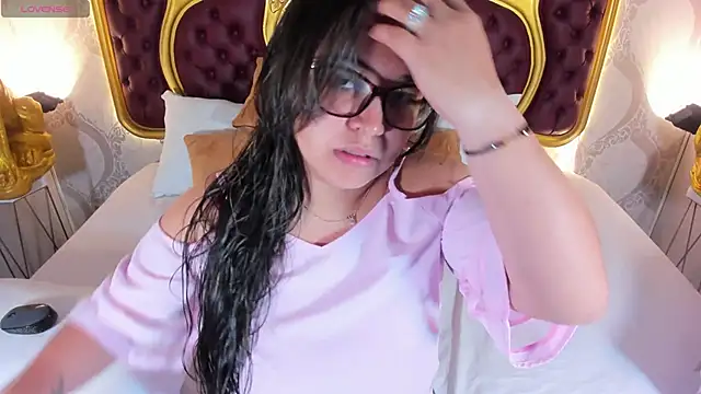 Snapshot of Dulce_26_ chatting on 12/16/25, 10:36 Dulce 26 online show from 12/16/25, 10:36