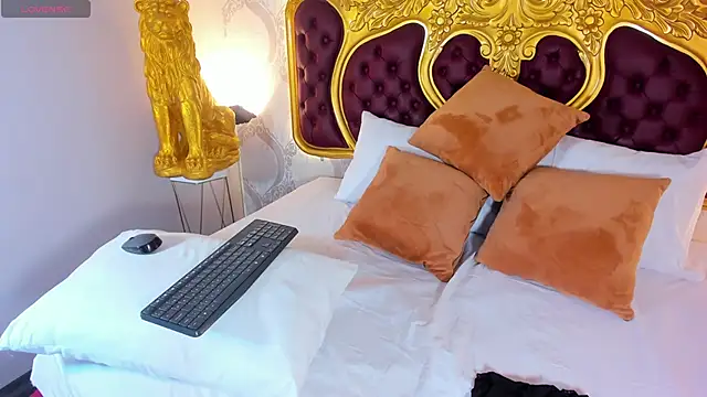 Snapshot of Dulce_26_ chatting on 12/17/25, 10:37 Dulce 26 online show from 12/17/25, 10:37