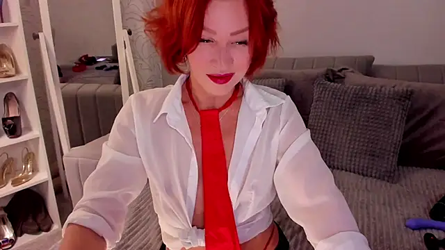 Snapshot of Jullia_Moor chatting on 10/27/25, 01:17 Jullia Moor online show from 10/27/25, 01:17