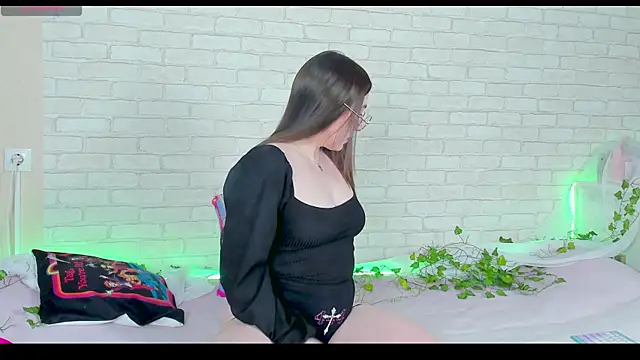 Snapshot of LinaKenny chatting on 11/13/25, 04:22 LinaKenny online show from 11/13/25, 04:22