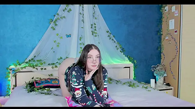 Snapshot of LinaKenny chatting on 12/17/24, 07:59 LinaKenny online show from 12/17/24, 07:59