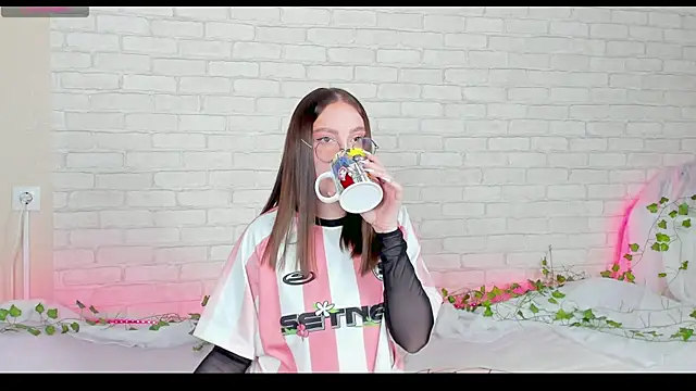 Snapshot of LinaKenny chatting on 11/12/25, 05:28 LinaKenny online show from 11/12/25, 05:28