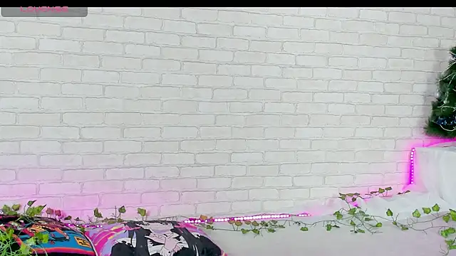 Snapshot of LinaKenny chatting on 12/16/25, 09:57 LinaKenny online show from 12/16/25, 09:57