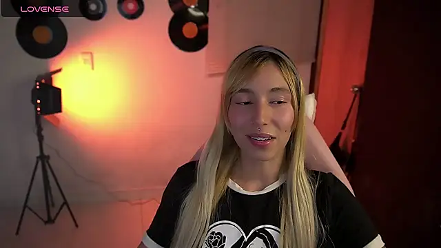 Saucy Jenn online show from 04/19/26, 04:13