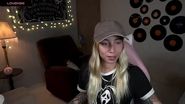 Saucy Jenn online show from 03/22/25, 03:52