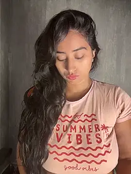 Snapshot of Valentinne_z chatting on 03/28/26, 08:48 Valentinne z online show from 03/28/26, 08:48