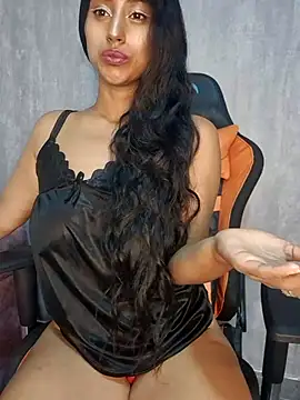 Snapshot of Valentinne_z chatting on 02/14/25, 09:13 Valentinne z online show from 02/14/25, 09:13