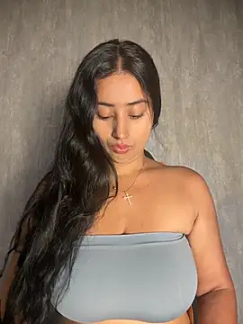 Snapshot of Valentinne_z chatting on 03/14/26, 11:27 Valentinne z online show from 03/14/26, 11:27