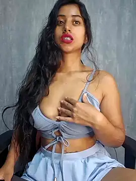 Snapshot of Valentinne_z chatting on 02/18/25, 09:10 Valentinne z online show from 02/18/25, 09:10