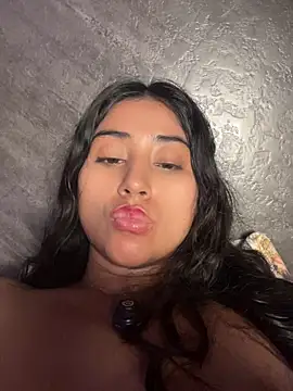 Snapshot of Valentinne_z chatting on 06/03/26, 02:33 Valentinne z online show from 06/03/26, 02:33