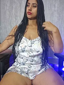 Snapshot of Valentinne_z chatting on 10/17/25, 04:38 Valentinne z online show from 10/17/25, 04:38