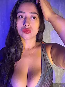 Snapshot of Valentinne_z chatting on 03/01/26, 10:48 Valentinne z online show from 03/01/26, 10:48